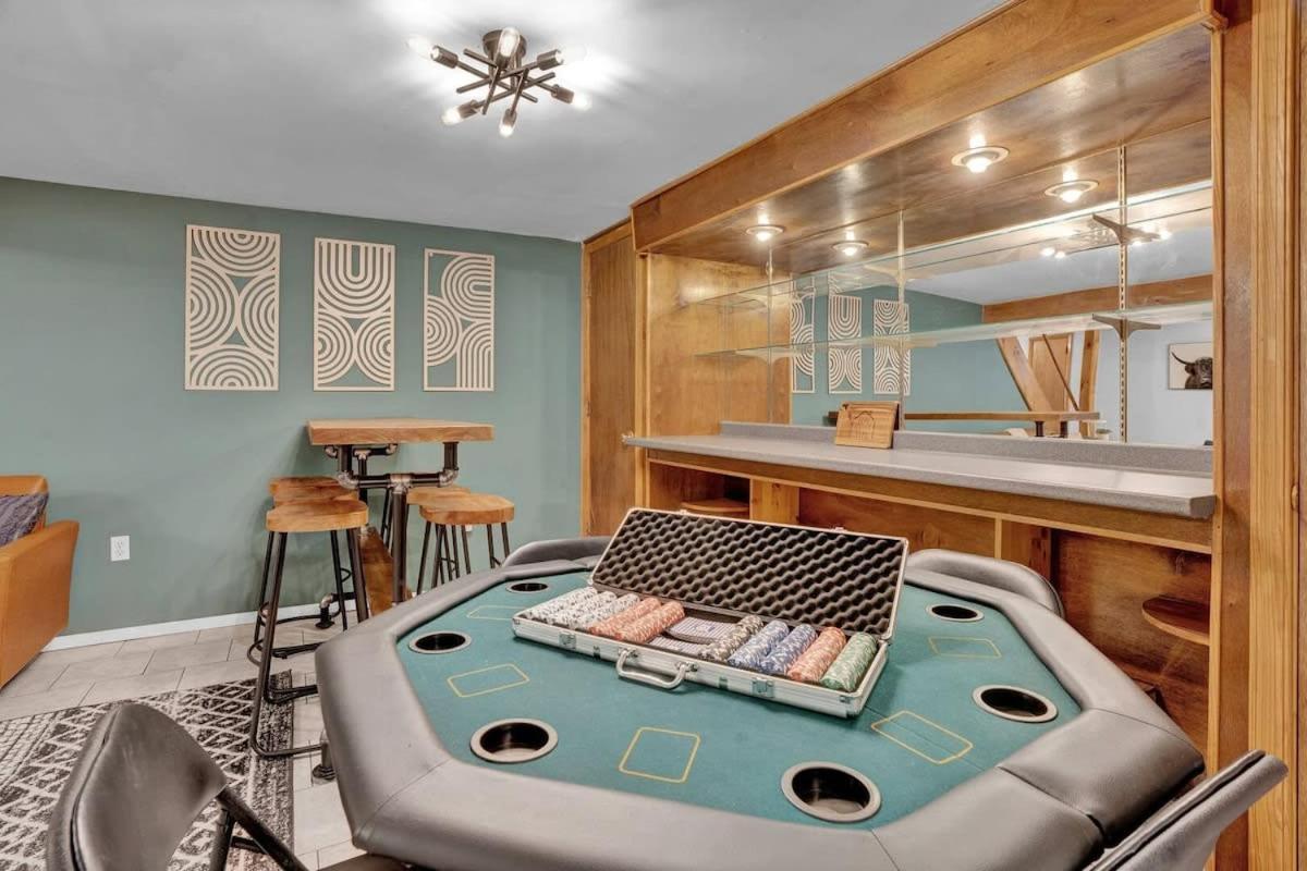 Hot Tub Game Fireplace Mins To Pets Holiday home *